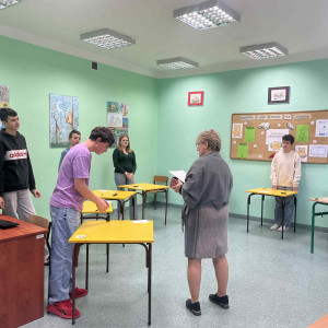 Uczniowie podczas rozwiązywania zadań konkursowych.