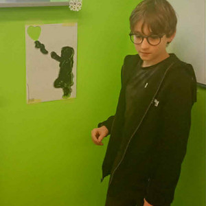 uczeń stoi przy ścianie