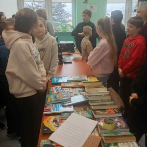 uczniowie w bibliotece