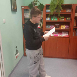 uczeń stoi i czyta
