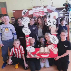 Uczniowie z ramką okolicznościową promującą MDJO.