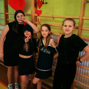 Uczennice podczas dyskoteki szkolnej.