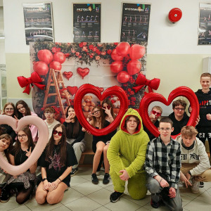 Uczniowie z klasy 8 przed ścianką wlentynkową.