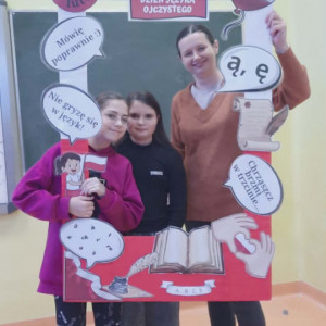 Uczniowie i nauczycielka w "fotobudce" promującej MDJO.