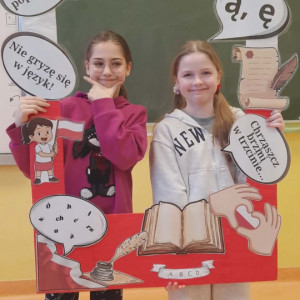 Uczennice w "fotobudce" promującej MDJO.