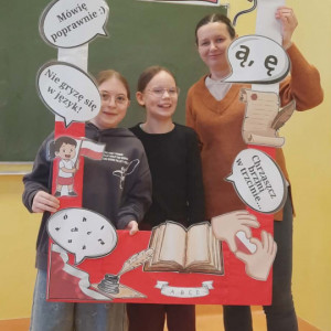 Uczennice z nauczycielką w fotobudce z okazji MDJO