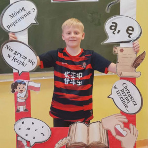 Uczeń w "fotobudce" promującej MDJO.