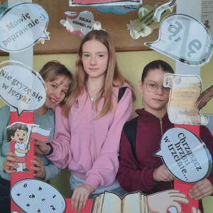 Uczniowie w "fotobudce" promującej MDJO.