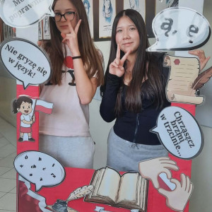 Uczennice w "fotobudce" promującej MDJO.