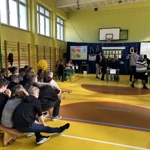 uczniowie na sali gimnastycznej