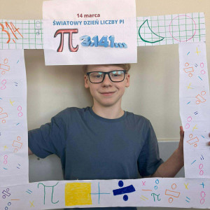 uczeń pozuje do zdjęcia