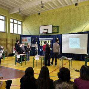 uczniowie na sali gimnastycznej