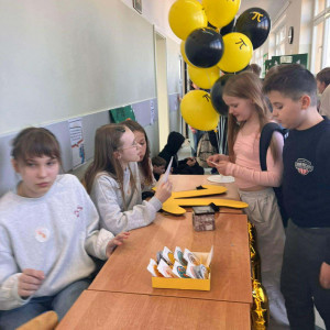 uczniowie na kortarzu