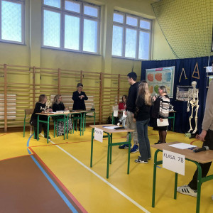 uczniowie na sali gimnastycznej