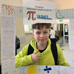 uczeń pozuje do zdjęcia