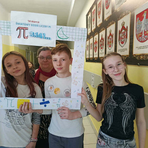 uczniowie pozują do zdjęcia.