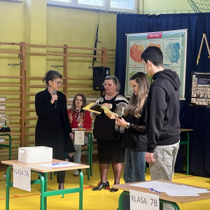 kilku uczniów i nauczycieli stoi