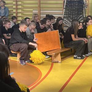 uczniowie siedzą na ławkach