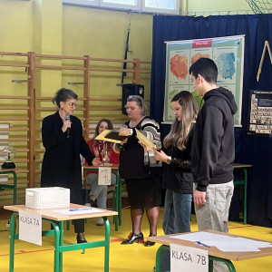 uczniowie i nauczyciele stoją