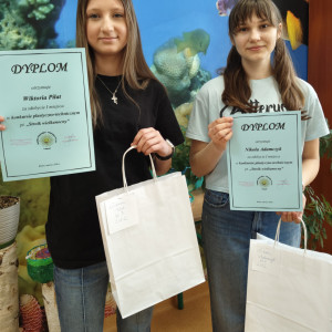 uczennice z nagrodami