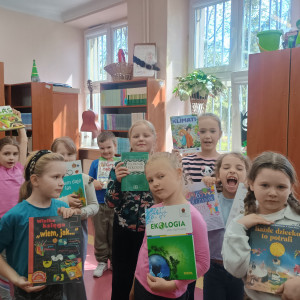 Uczniowie w bibliotece szkolnej.