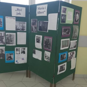 Wystawa konkursowa na korytarzu szkoły.