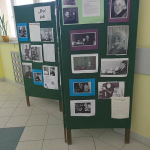 Wystawa konkursowa na korytarzu szkoły