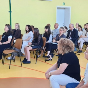 Nauczyciele i uczniowie - uczestnicy finału konkursu na sali gimnastycznej,