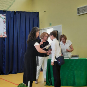 Pani wicedyrektor wręcza nagrodę uczniowi.