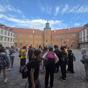 Uczniowie na tle Zamku Królewskiego.
