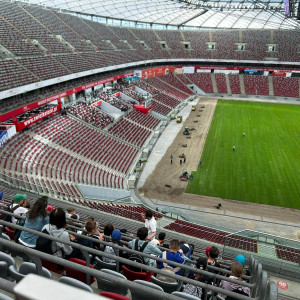 Uczniowie na trybunach Stadionu Narodowego.