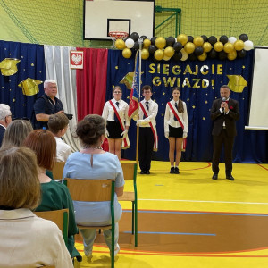 Sala gimnastyczna w szkole, przemawia Pan Dyrektor