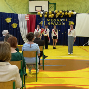 Sala gimnastyczna w szkole, przemawia Pani Prezydent