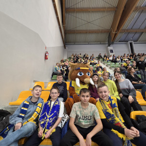 Uczniowie na trybunach w barwach klubu
