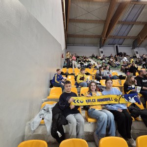 Uczniowie na trybunach w barwach klubu