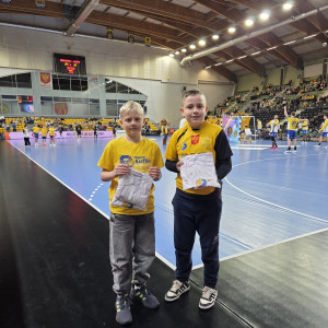 Uczniowie Piotr Mazurek i Igor Pietrzykowski z wygranymi koszulkami w konkursie rzutów do bramki