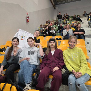 Uczniowie na trybunach w barwach klubu