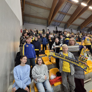 Uczniowie na trybunach w barwach klubu