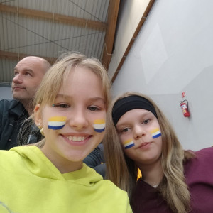 Uczniowie na trybunach w barwach klubu