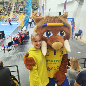 Uczniowie z maskotką  drużyny Kiełkiem