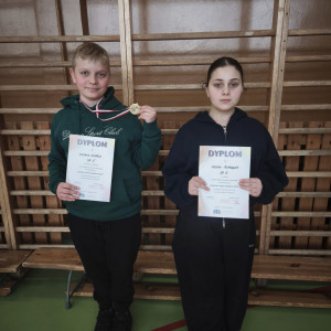 uczniowie z dyplomami