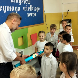 P. dyrektor w czasie pasowania uczniów na Świetliczaków