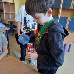  Każdego tygodnia uczniowie poznają inne dziedziny życia z danego okresu -lata 60-te