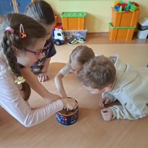  Każdego tygodnia uczniowie poznają inne dziedziny życia z danego okresu -lata 60-te